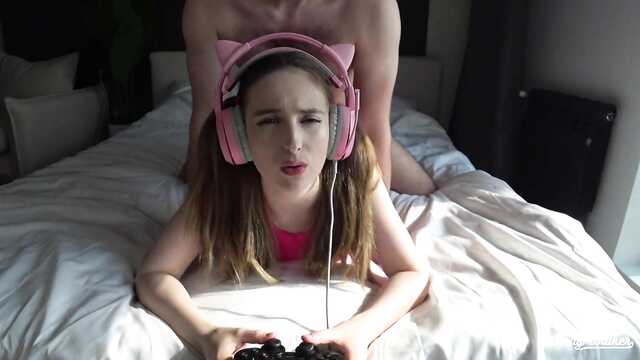 Игроманка Аня әдемі порется да пиздень