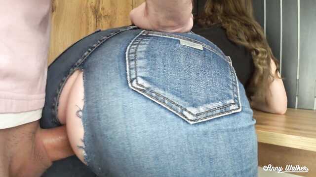 Анька в рваных джинсах резво ебется в манду