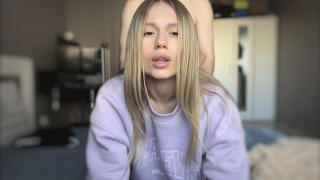 Blondi flirtuje na kamery i daje Chłosta swojego ptaszka