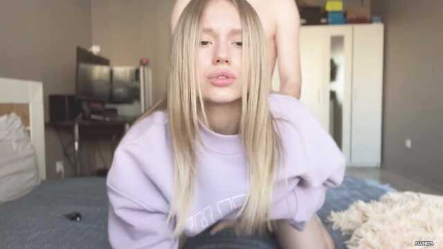 Blondi flirtuje na kamery i daje Chłosta swojego ptaszka