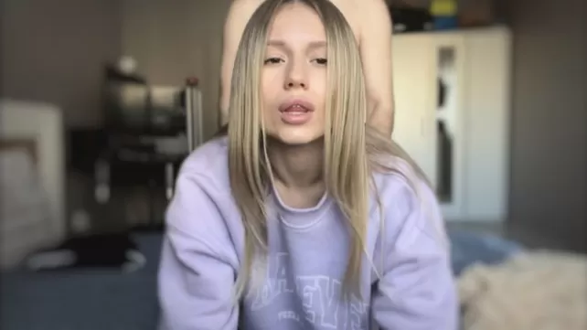 Блонди кокетничает камераға береді пороть өз письку