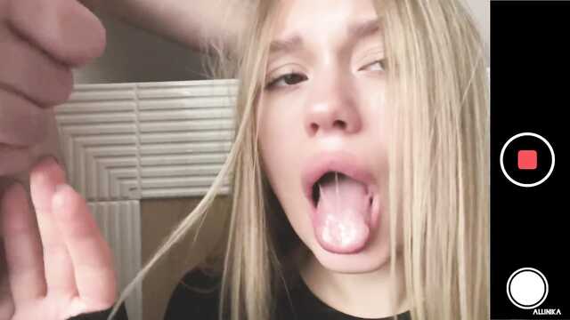 Разорвать колготки для проникновения к её сердцу.