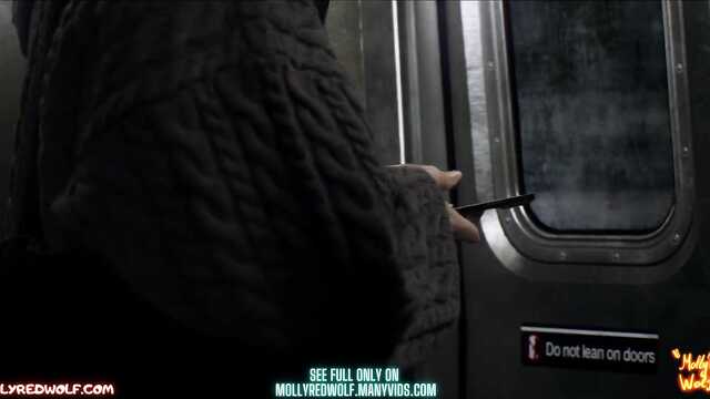 Linda garota da cidade chupou a pila no trem do metrô