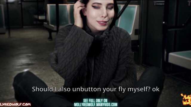 Linda garota da cidade chupou a pila no trem do metrô