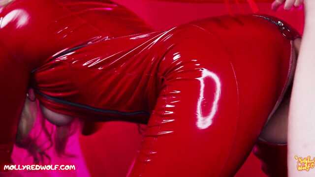 Әдемі впердолил в жопу стерву латексте