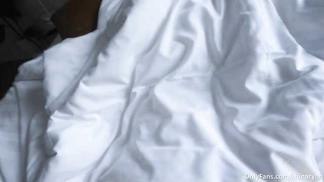 Kurwa szczupła blondynka w majtkach na plecach i Pieska