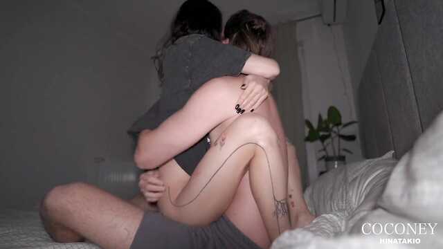 Черноголовая милашка делает минет и случается в вагинку