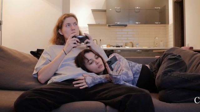 Худышка накинулась на хуй парня играющего на приставке