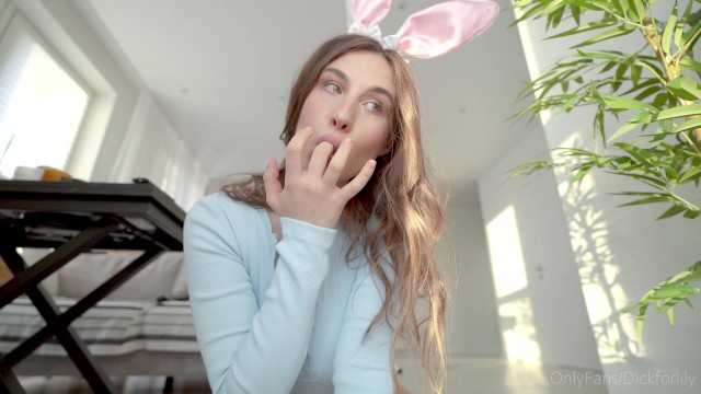 Раздвинула аяқтары және айналмалы қозғалыстармен мастурбирует киску