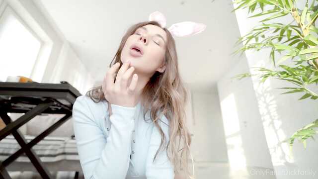 Раздвинула аяқтары және айналмалы қозғалыстармен мастурбирует киску