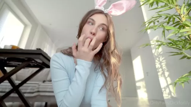 Les jambes écartées et les mouvements circulaires se masturber la chatte