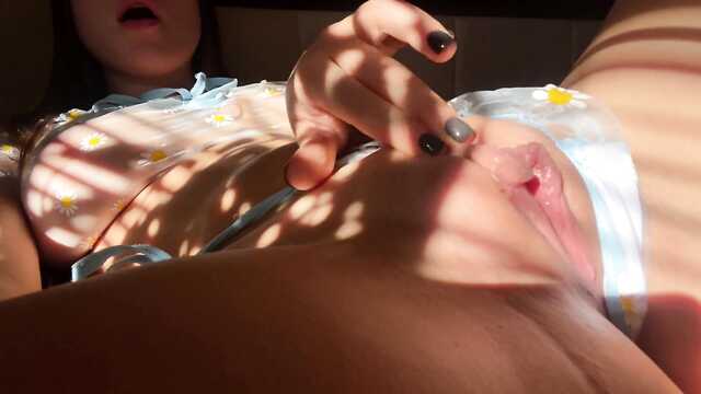 Гладит себя и мастурбирует под лучами солнца