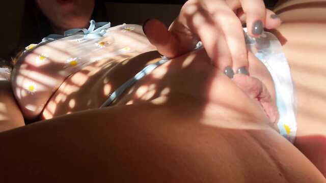 Гладит себя и мастурбирует под лучами солнца