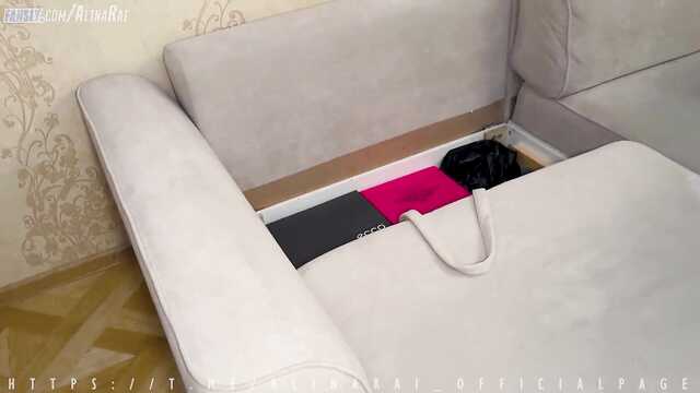 Spuści w cipkę utknęła w kanapie macochy