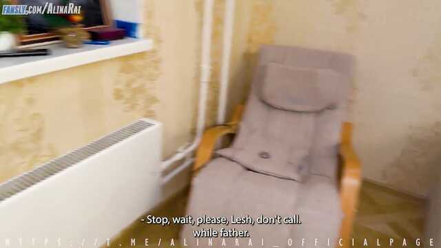 Spuści w cipkę utknęła w kanapie macochy