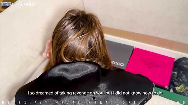 Spuści w cipkę utknęła w kanapie macochy