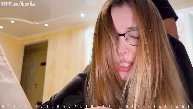 Spuści w cipkę utknęła w kanapie macochy