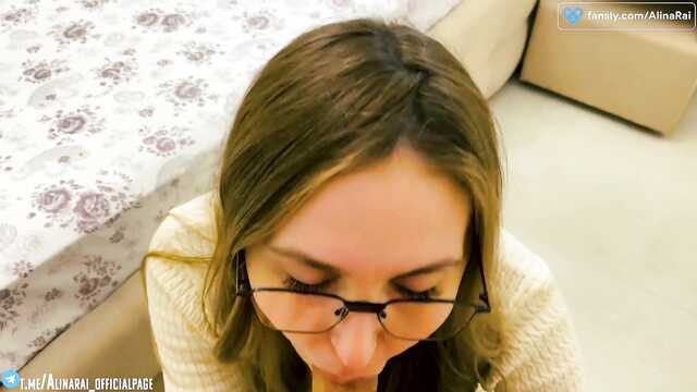 Очкастая не забыла помыться перед проебом