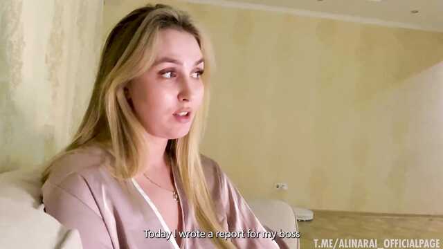 Elle s'est endormie à côté de son beau-fils et s'est réveillée avec sa bite dans sa bouche