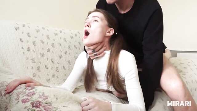 Começou a foder a puta na cozinha e terminou no quarto