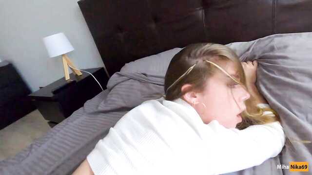 Телиця голосно стогне від напору коханця довбає її