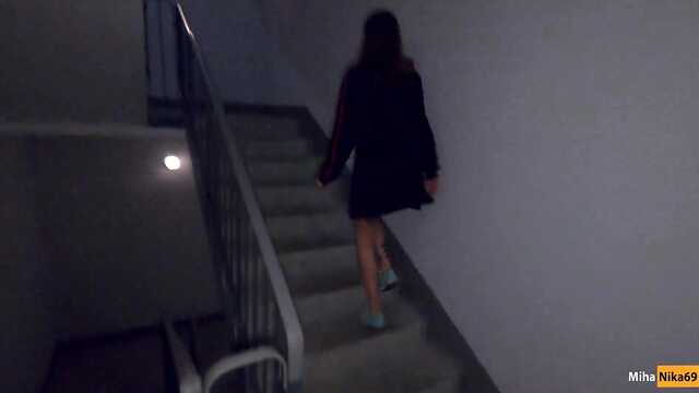 Анам үйде, сондықтан мен кіреберісте секс ұйымдастыруға тура келді