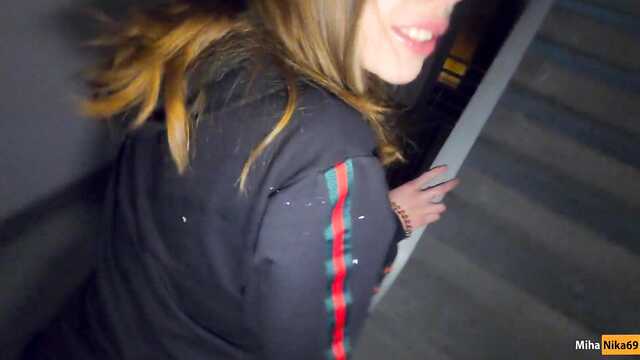 Анам үйде, сондықтан мен кіреберісте секс ұйымдастыруға тура келді