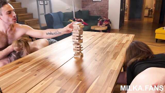 Dos polluelos chupar las pollas de los chicos y conducir entre las tetas