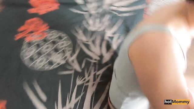 Отвлек мамашу от чтения своим хуем