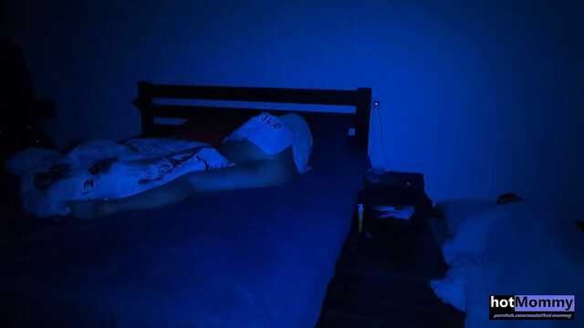 Une belle-mère stricte? Donc, dans le lit, elle ne brûle pas enfantine