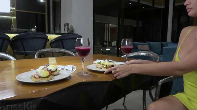 Die Schönheit hat Wein getrunken und hat leidenschaftlichen Sex