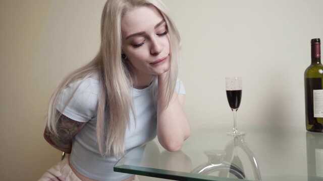 Ебет блондинку в жопу ради проживания у нее на хате