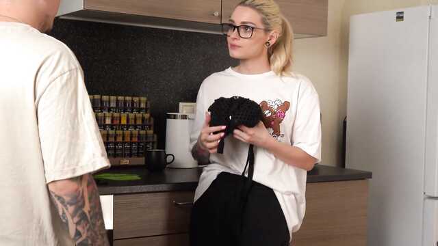 Решила приготовить кофе, но вместо этого вскочила на хуй