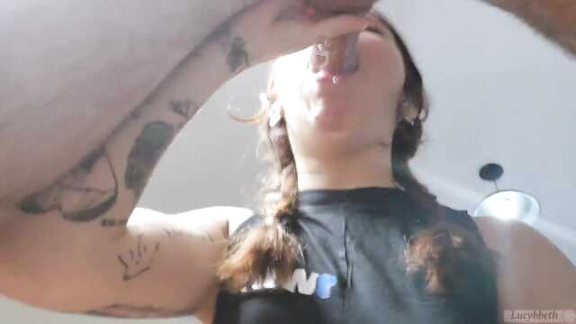 Zadana dziewczyna daje nowotworem i leżąc na plecach