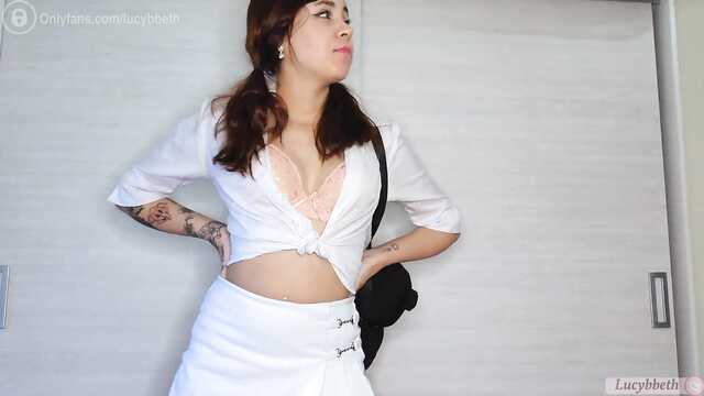 Mostrando o corpo em tatuagem garota com aparelho acaricia Clitóris