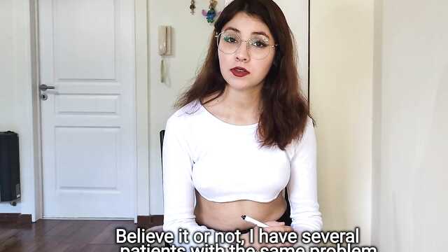 Dziewczyna z tatuażem rozbiera się do naga i masturbuje cipki