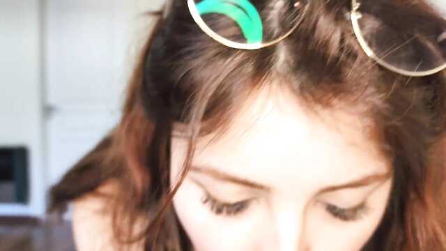 Dziewczyna z tatuażem rozbiera się do naga i masturbuje cipki