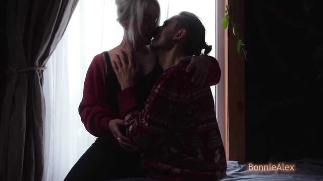 Napalona Cipka zasadziła się w półmroku pokoju