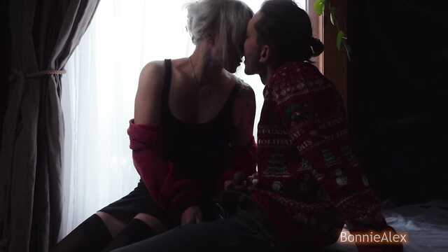 Napalona Cipka zasadziła się w półmroku pokoju