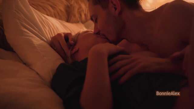 Красивый секс влюбленных в спальне в полумраке