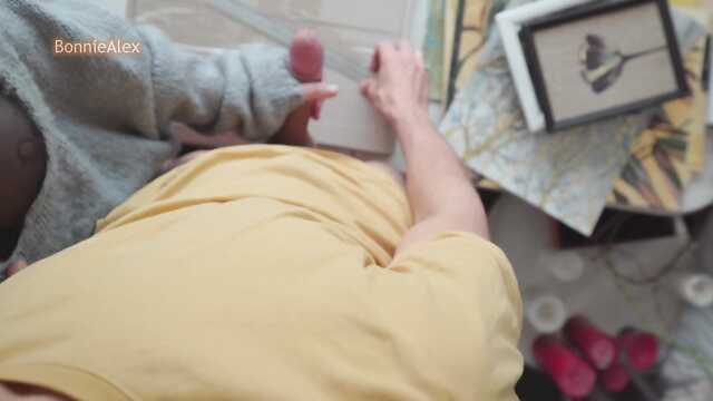 Fille aux cheveux gris en lingerie habilement travaillé sur la bite