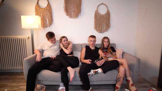 При друзьях поскакала на хую своего бой френда