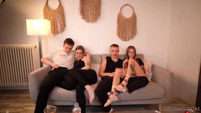 При друзьях поскакала на хую своего бой френда