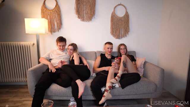 При друзьях поскакала на хую своего бой френда