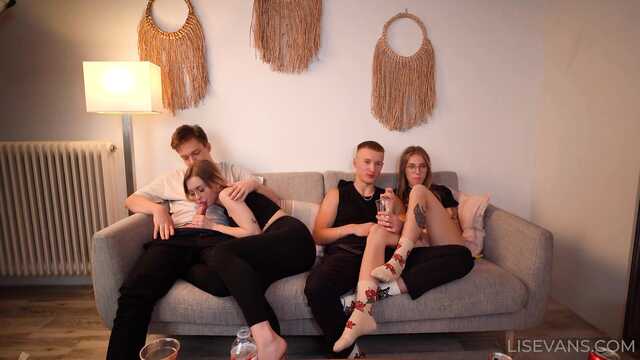 При друзьях поскакала на хую своего бой френда