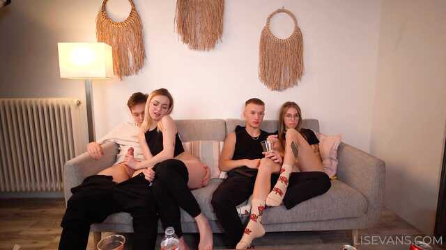 При друзьях поскакала на хую своего бой френда