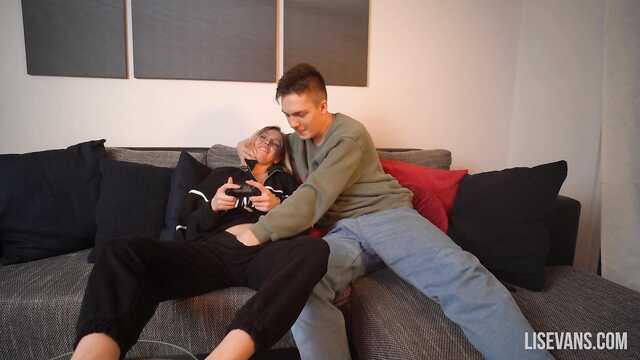 Młoda dziewczyna oderwała się od Zabawki dla penisa kumpla