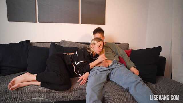 Młoda dziewczyna oderwała się od Zabawki dla penisa kumpla