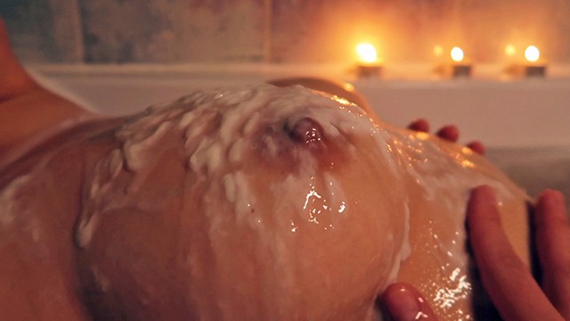 Шалунья тискает свои большие сисяндры в ванне