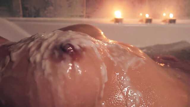 Шалунья тискает свои большие сисяндры в ванне